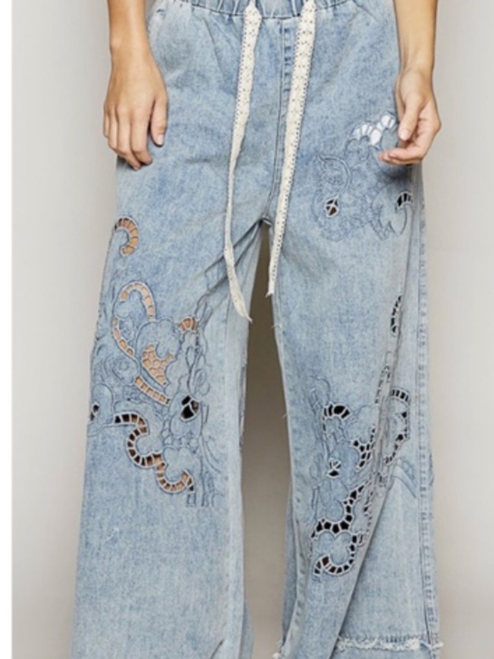 Pol size m cut out jeans